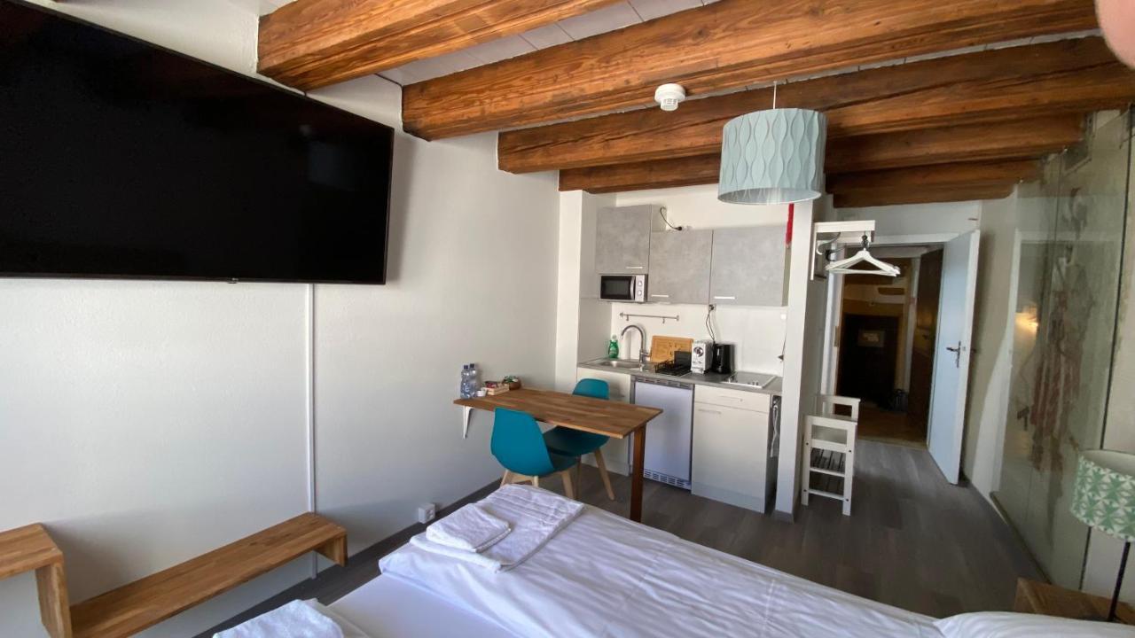 Aux Chambres Du Banneret Neuchâtel Eksteriør billede