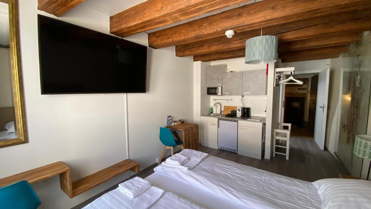 Aux Chambres Du Banneret Neuchâtel Eksteriør billede