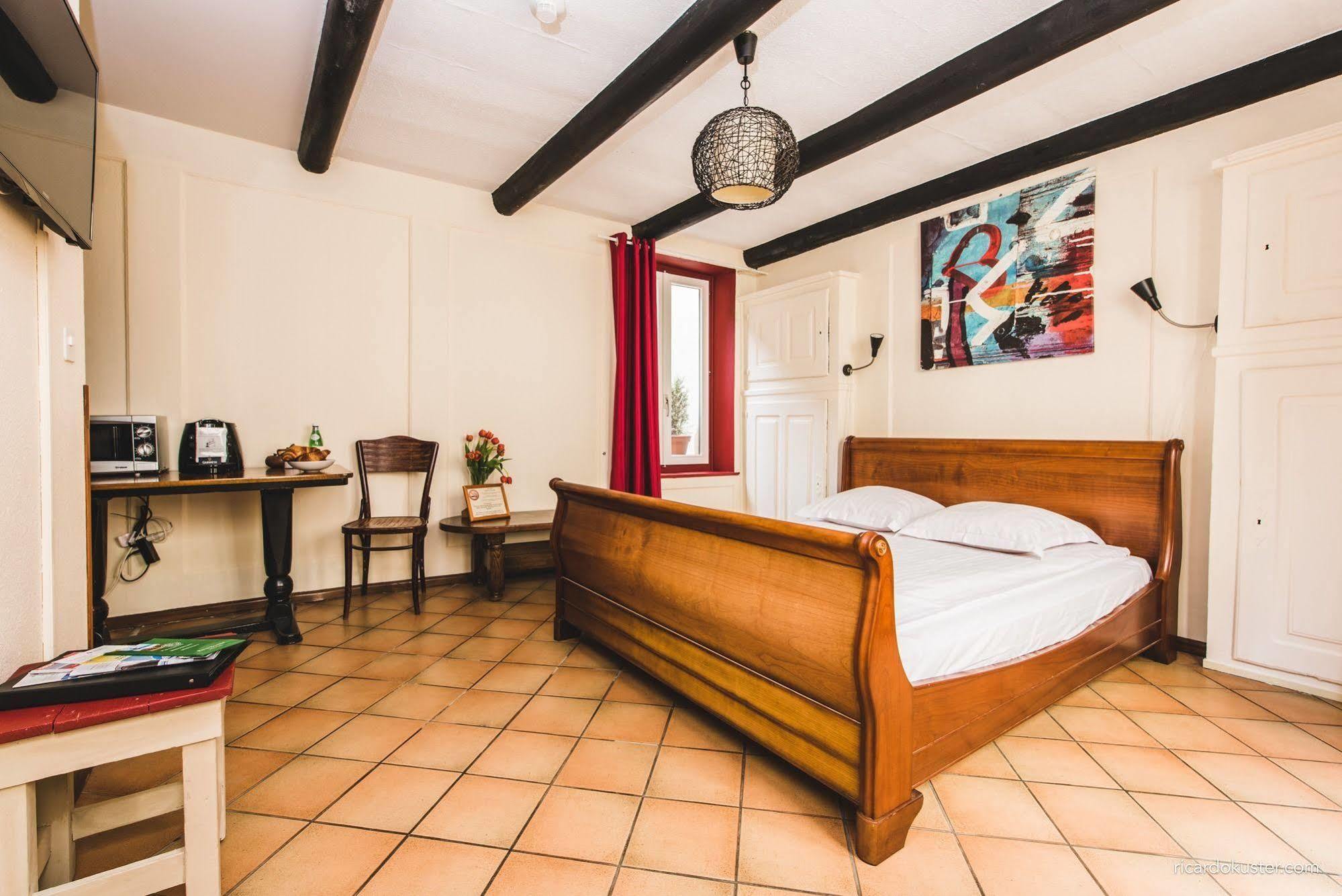 Aux Chambres Du Banneret Neuchâtel Eksteriør billede