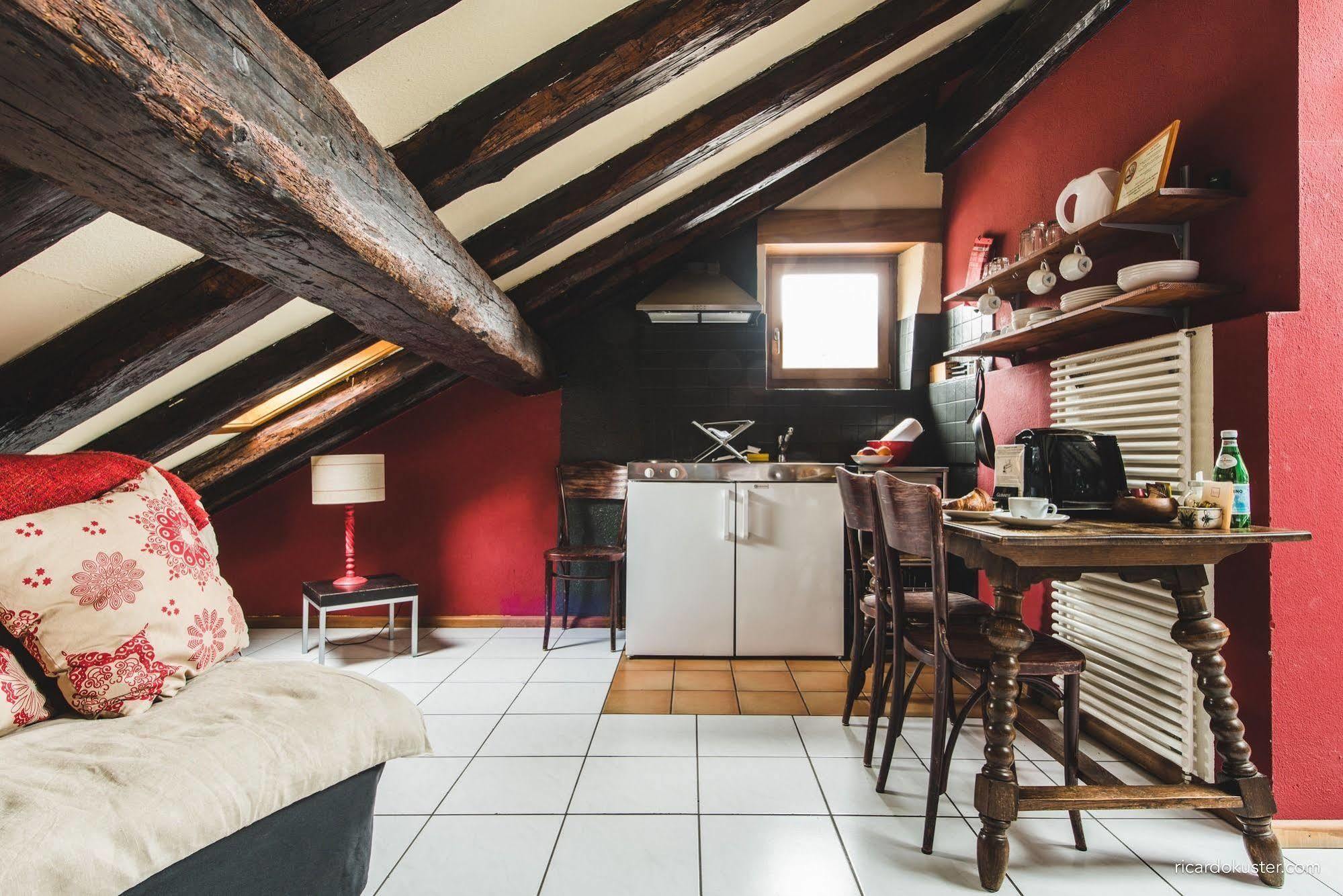 Aux Chambres Du Banneret Neuchâtel Eksteriør billede