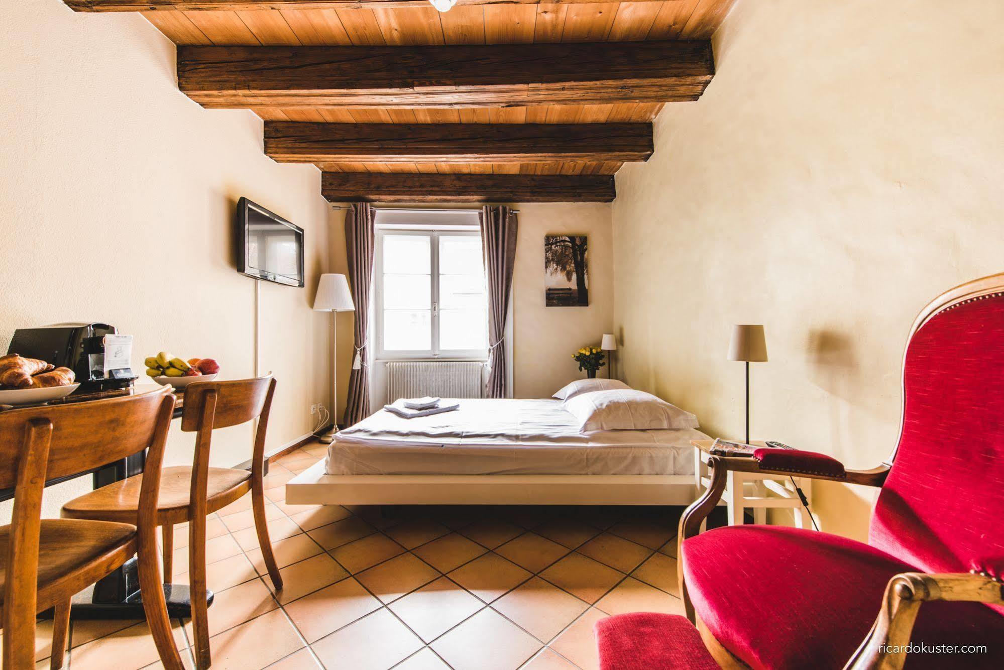 Aux Chambres Du Banneret Neuchâtel Eksteriør billede