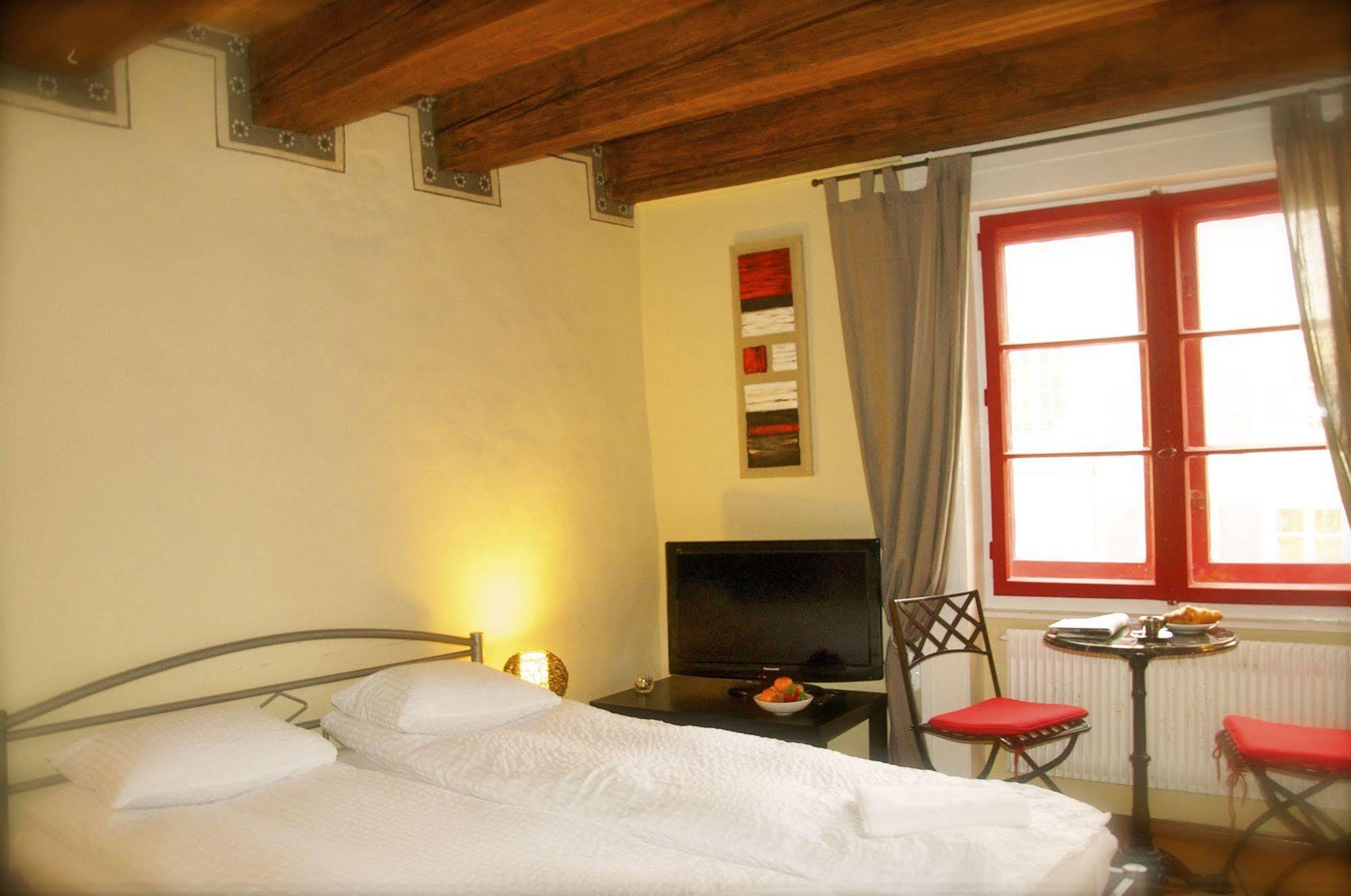 Aux Chambres Du Banneret Neuchâtel Eksteriør billede